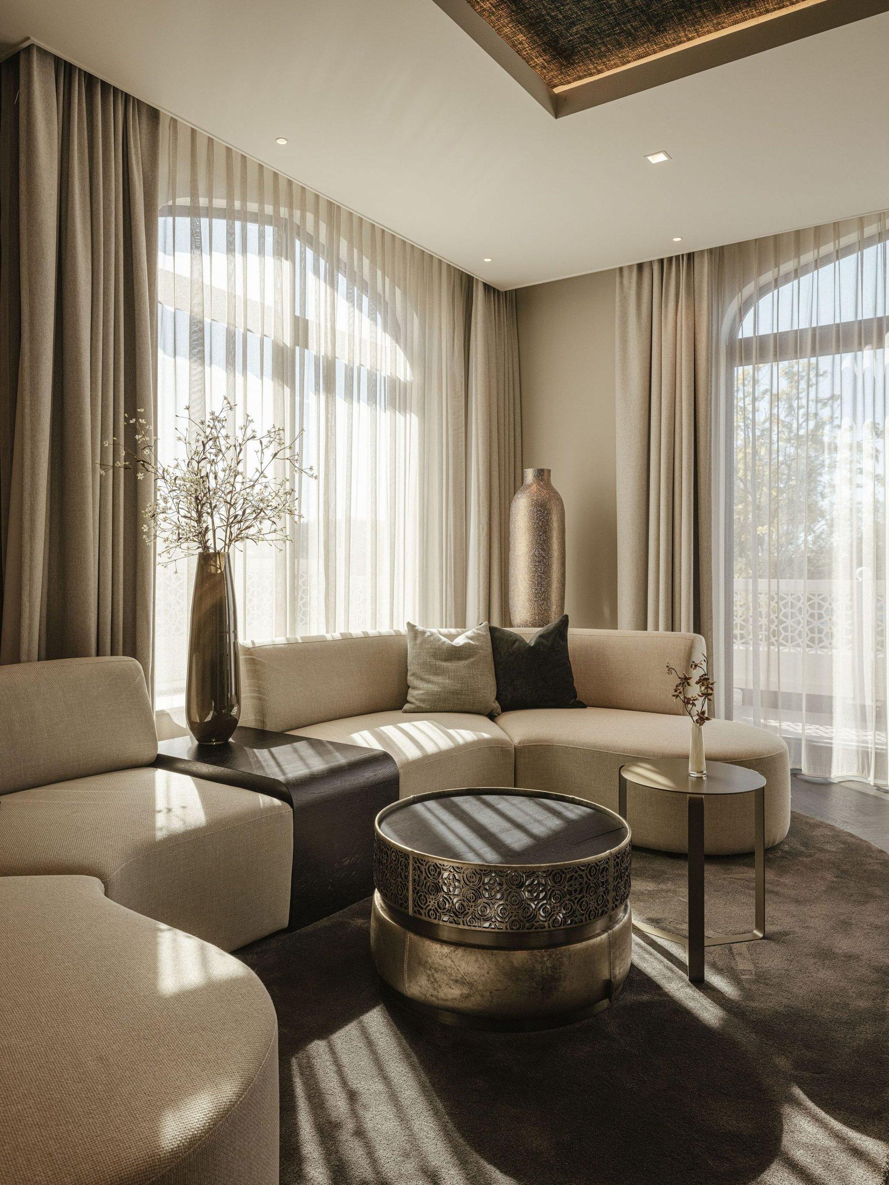 Lounge met fauteuils en wandlicht