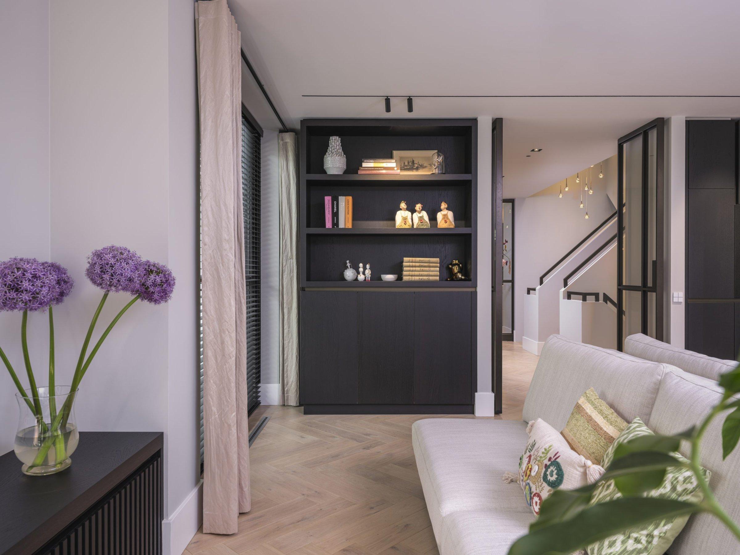 Woonkamer met kastwand en sfeerverlichting